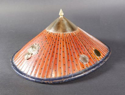 null Chapeau pointu en bambou. orné d'une grenade.
Indochine, vers 1930.
H: 16 cm...