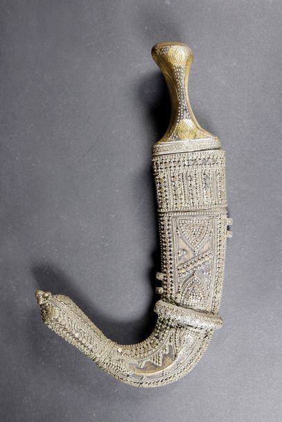 null Jambiya en métal à crosse en corne décoré d'incrustations et fourreau à motifs...
