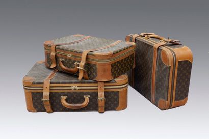 LOUIS VUITTON Trois valises modèle «Stratos» semi-rigide en toile monogram.
Deux...