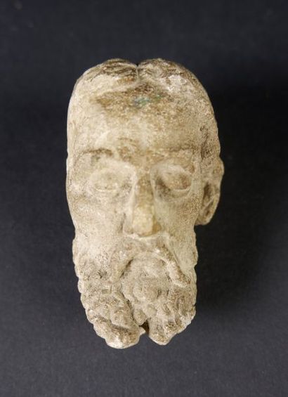 Ecole Médiévale Tête d'homme en pierre calcaire, figuré les yeux clos et barbu.
H:...