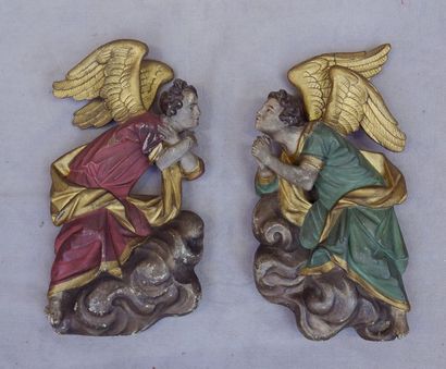 École Française du XIXe siècle Deux anges en bois sculpté polychromé et doré (chocs...