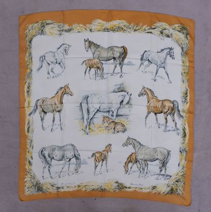 HERMES Paris Carré en soie à décor de chevaux dans les tons bruns sur fond ivoire,...