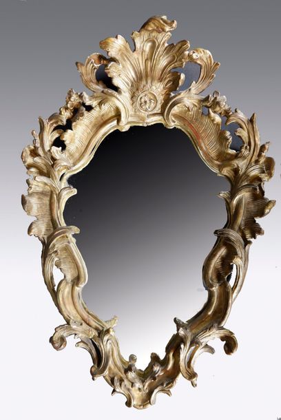 null Miroir en bois stuqué doré à décor d'agrafes et de feuilles d'acanthe (fond...