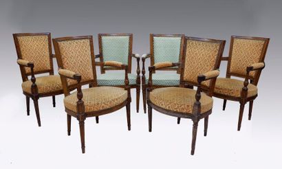 null Mobilier de salon comprenant un canapé et six chaises en bois mouluré sculpté...