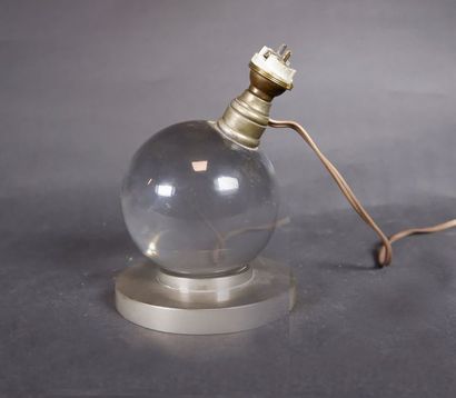JACQUES ADNET (1900-1984) Lampe de table moderniste, à corps sphérique en cristal...