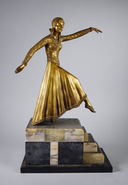 ECOLE FRANÇAISE vers 1925 Danseuse.
Epreuve en bronze à patine dorée sur un socle...