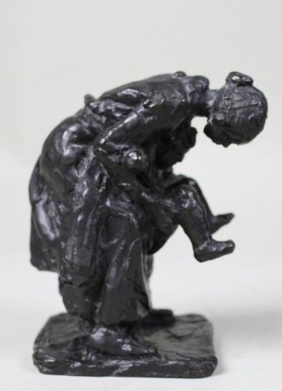 Gaston BROQUET (1880-1947) L'aide au besoin.
Epreuve en bronze à patine brune. Fonte...