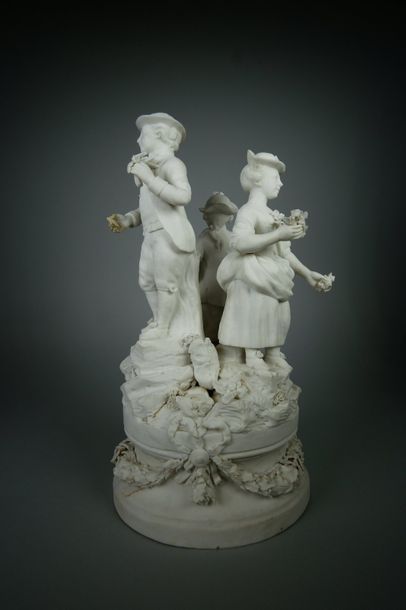Probablement PARIS Groupe de trois figures.
Sculpture en biscuit (accidents et manques).
Vers...