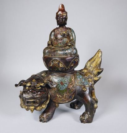 null Personnage sur une chimère.
Emaux champlevés.
Japon, vers 1900.
H: 38 cm