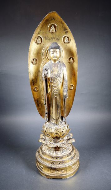 Sujet en bois laqué or représentant le Bouddha...