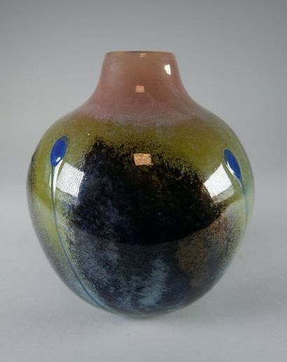 Albert PRADELLE (XXe siècle) Vase boule en verre brun rose et vert et pastilles bleues...