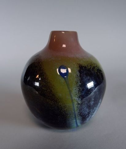 Albert PRADELLE (XXe siècle) Vase boule en verre brun rose et vert et pastilles bleues...