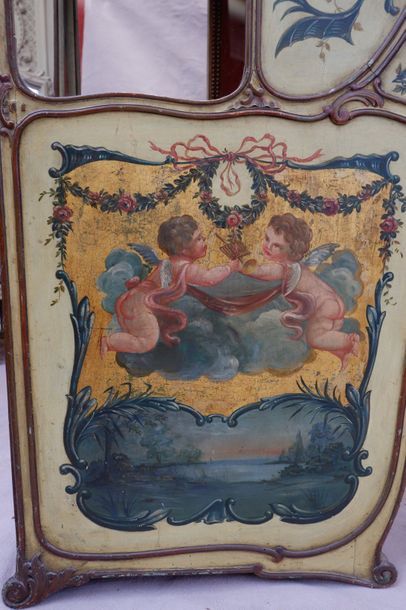 null Chaise à porteurs de théâtre en bois peint et laqué décorée toutes faces d'angelots...