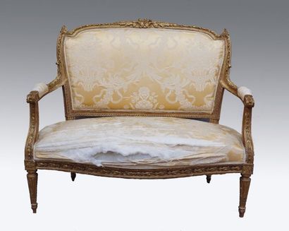null Mobilier de salon comprenant un canapé et deux fauteuils en bois doré à riche...