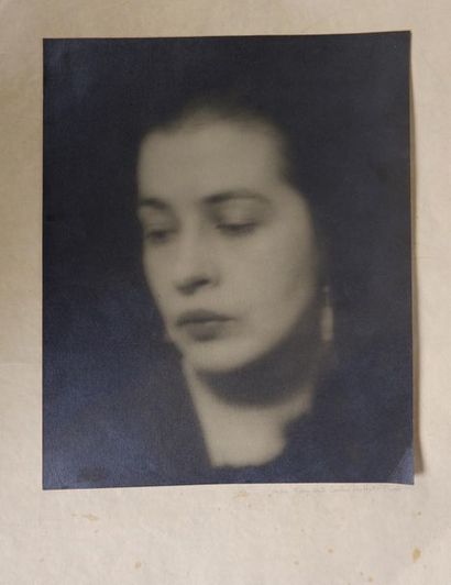 null MAN RAY (1890-1976) et Curtis MOFFAT (1887-1949)
Portrait de femme. 
Tirage...