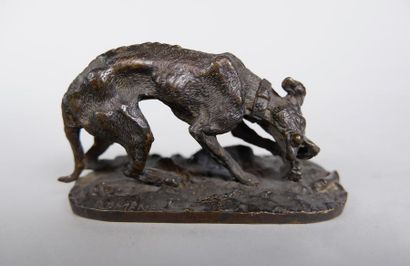 null D'après Pierre-Jules MENE (1816-1879)
Chien dévorant un os.
Epreuve en bronze...
