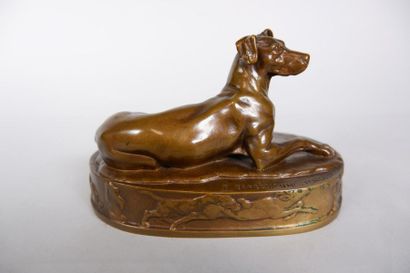 null GIRAUD (XIXe siècle)
Chien couché.
Epreuve en bronze à patine brun clair nuancé....