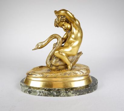 null D'après CLODION (1738-1814)
Putto au cygne. 
Epreuve en bronze à patine dorée....