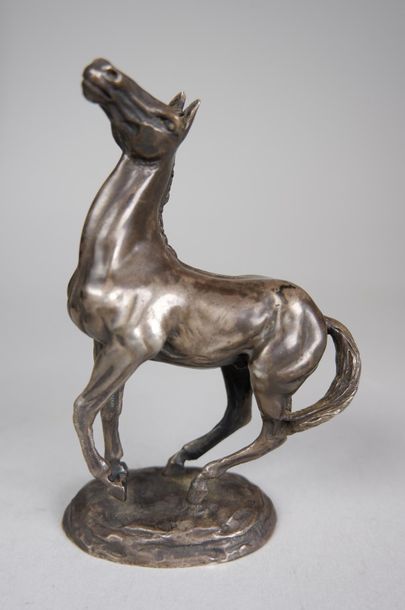 null Lorne MACKEAN (1939)
Cheval cabré.
Sculpture en argent (925°/°°).
H : 11,7 cm...