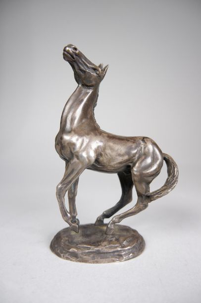 null Lorne MACKEAN (1939)
Cheval cabré.
Sculpture en argent (925°/°°).
H : 11,7 cm...