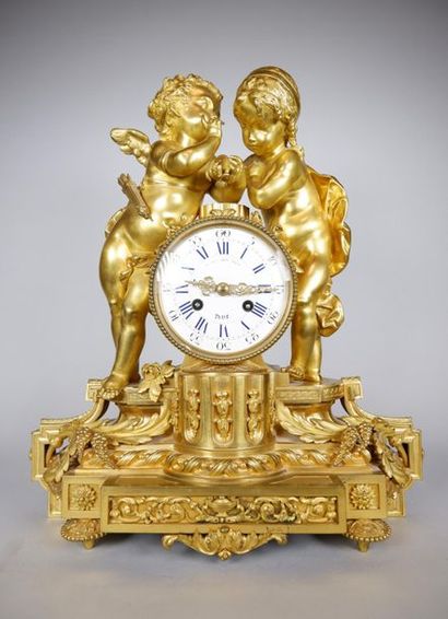 null Pendule en bronze doré figurant Cupidon et Psyché appuyés sur le cadran émaillé...