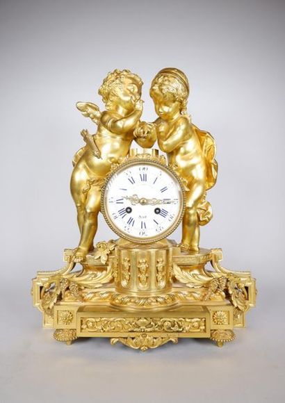 null Pendule en bronze doré figurant Cupidon et Psyché appuyés sur le cadran émaillé...