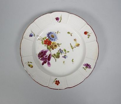null LUDWIGSBURG 
Assiette en porcelaine tendre émaillée de fleurs.
XVIIIe siècle.
D...