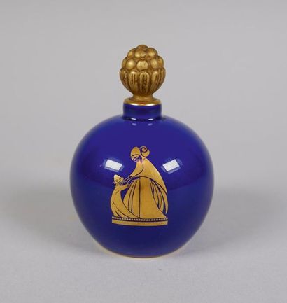 null LANVIN
Arpège, 1926.
Flacon modèle boule en porcelaine de Sèvres bleue foncée...