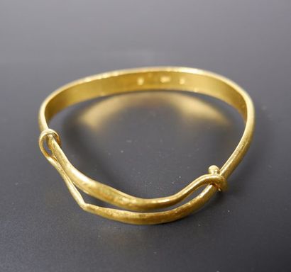 null 
Bracelet en or jaune 24K (958°/°°) légèrement coulissant. 
Vietnam, XXe siècle....