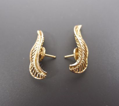 null Paire de boucles d'oreille formant des palmes ajourées en or jaune 18K (750°/°°).
Haut....