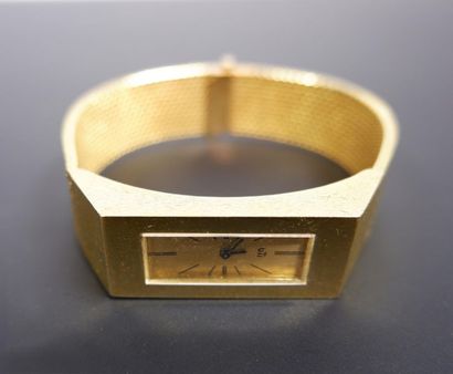 null UTI
Montre bracelet de dame en or jaune 18K (750°/°°), la lunette rectangulaire,...