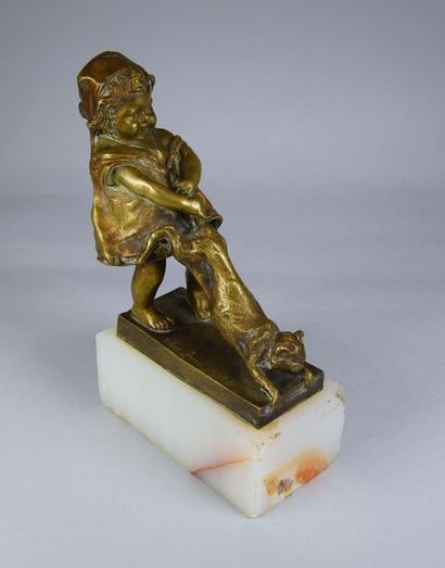 null Juan CLARA AYATS (1875-1958)
Fillette au chat.
Epreuve en bronze à patine brun...