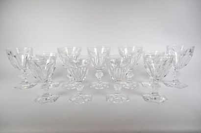 null BACCARAT
Cinq verres à eau et six verres à vin en cristal (une égrenure) modèle...