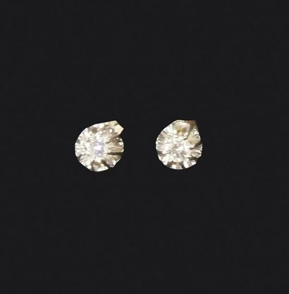 null Paire de boutons d'oreille en or blanc 18K (750°/°°) serti de diamants taille...