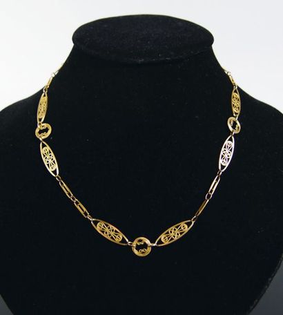 null Collier en or jaune 18K (750°/°°) alternant des motifs circulaires et ovales...