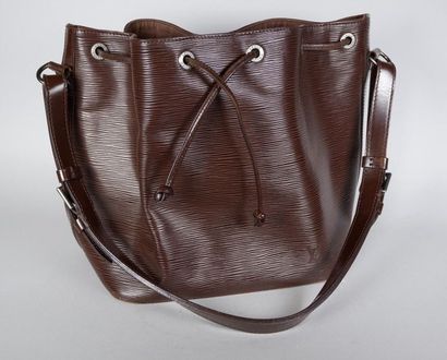 null Louis VUITTON
Sac à main modèle Noe en cuir épi marron, porté épaule une anse,...