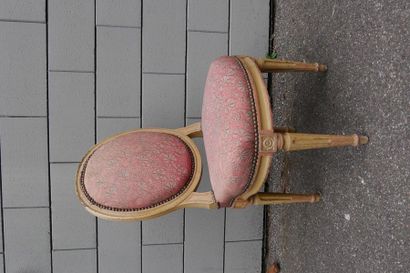 null Chaise en bois laqué crème à dossier médaillon reposant sur quatre pieds fuselés,...