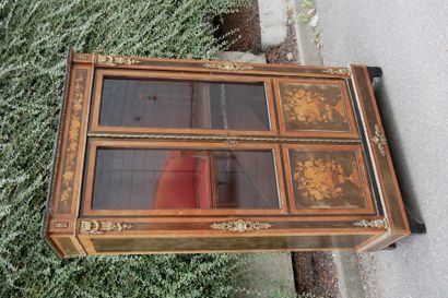 null Vitrine en bois de placage ouvrant par deux portes vitrées à décor marqueté...