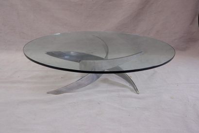 null Table basse à plateau de verre ovale sur un pied en acier chromé.
Vers 1970.
H...