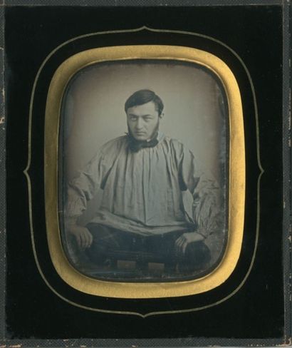 Photographe non identifié Autoportrait en blouse Daguerréotype quart-de-plaque Vers...