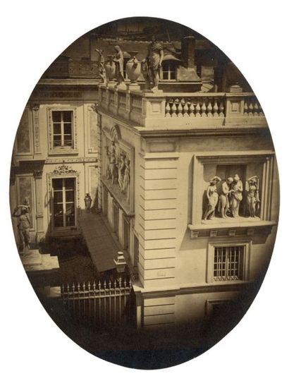 Ambroise RICHEBOURG (Paris 1810-1875) Vue plongeante sur un hôtel particulier Vers...