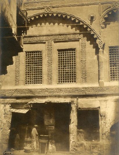 Photographe non identifié Le Caire (Égypte), façade d'une maison et boutique Vers...