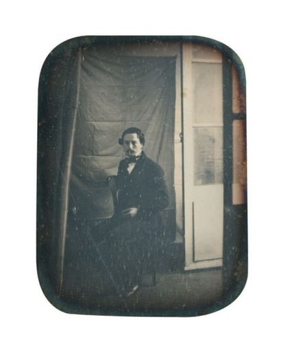 Photographe non identifié Homme assis dans la lumière d'une porte-fenêtre Daguerréotype...