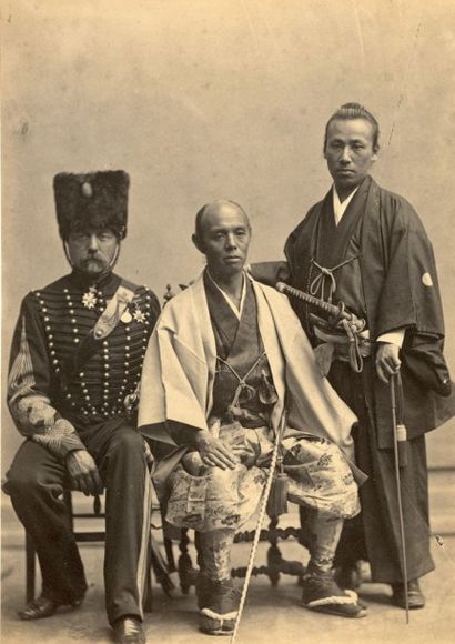 Félix NADAR (Paris 1820-1910) Deux membres de l'ambassade du Japon en compagnie d'un...