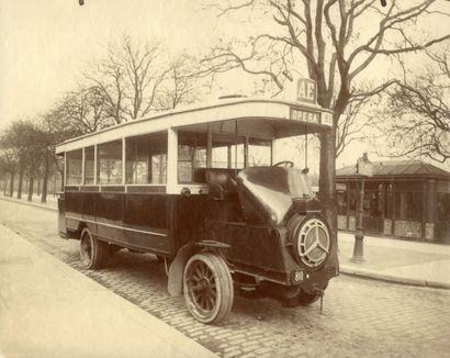 Eugène ATGET (Libourne 1857-Paris 1927) Autobus de la ligne A E Opéra. Paris (face)...