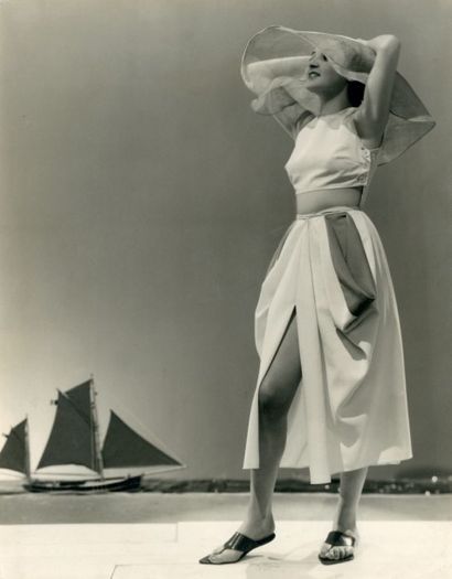 MAN RAY (Philadelphie 1890-Paris 1976) Harper's Bazaar. Alix Modèle de robe de plage...