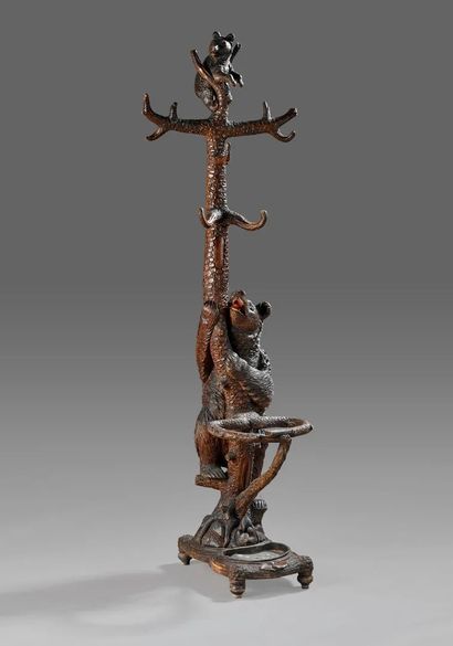 null FORÊT NOIRE
Portemanteau en chêne sculpté représentant une Oursonne et son ourson...