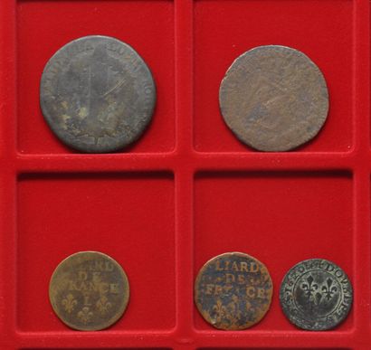 null Ensemble de 5 monnaies royales dont:
-Louis XIII, Double Tournois 1620
-Louis...