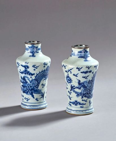 null Paire de vases en porcelaine blanc bleu à col cerclé à décor de dragons.
Chine,...
