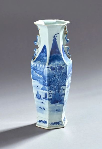 null Grand vase hexagonal en porcelaine bleu blanc à décor de paysages et poème.
Chine,...